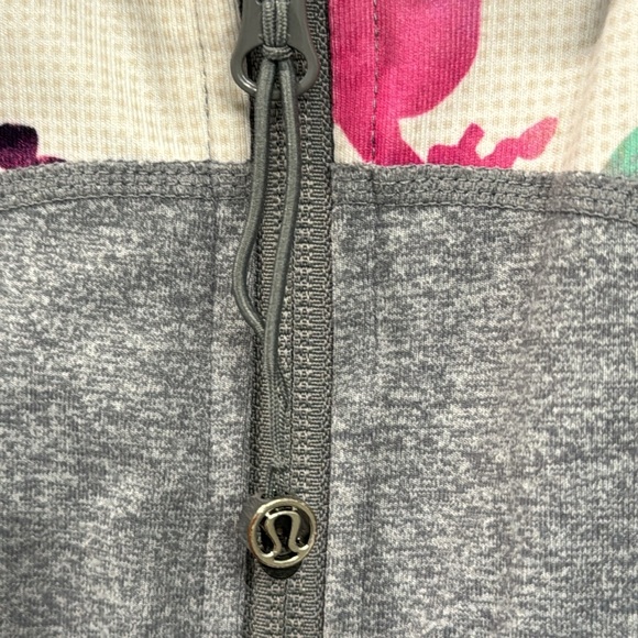 Lululemon zip up. EUC size 8 - Picture 4 of 5